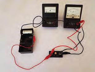 Hazırlayalım Şekildeki gibi basit bir elektrik devresi kuralım. Basit elektrik devresinde 1 pil bağlıyken voltmetre ve ampermetrede okunan değerleri tabloya yazalım.