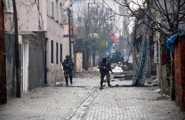 AİHM in tedbir kararı verdiği yaralıları almaya giden heyete ateş açıldı Halkların Demokratik Partisi (HDP) Eş Genel Başkanı Selahattin Demirtaş, Cizre'de vurulan ve AİHM'in tedbir kararına rağmen