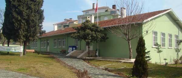Adnan Kahveci Mahallesi Kazım Karabekir Caddesi'nde Türk Telekom, Barış Mahallesi'nde ise Park ve Bahçeler Müdürlüğü bulunmaktadır.