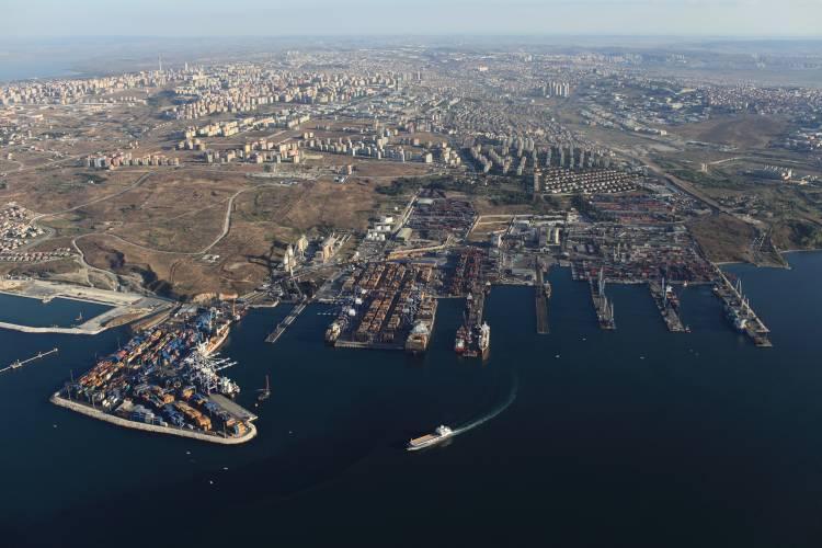 Foto 41: 1993'de Ambarlı Limanı (Altaş) Foto 42: 2012'de Ambarlı Limanı (Altaş) Örneğin 1993 yıllarındaki liman fotoğrafı ile 2012 yılında çekilmiş fotoğraf, limanda meydana gelen değişikliği gözler
