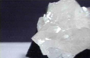 1.5.3. Kolemanit (Ca 2 B 6 O 11.5H 2 O) Mono klinik sistemde kristallenir. Sertliği 4-4,5, özgül kütlesi 2,42 g/cm 3 dür. B 2 O 3 içeriği % 50,8'dir.