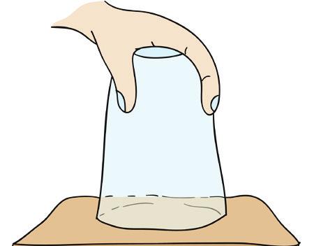 Sonra sulu boya veya mürekkep kattığımız suyu tabağın yarısına kadar dolduralım. Mumu yakıp bardağı ters çevirerek mumun üzerine koyalım. Bardaktaki suyun seviyesindeki değişimi gözlemleyelim.