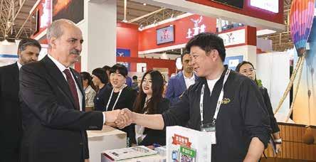 GEÇTİĞİMİZ AY TÜRKİYE Turizmde rota Çin e çevrildi K ültür ve Turizm Bakanı Numan Kurtulmuş, Çin'de "Türkiye Turizm Yılı" çerçevesinde temaslarda bulunmak üzere geldiği Pekin'de Çin Turizm ve Gezi