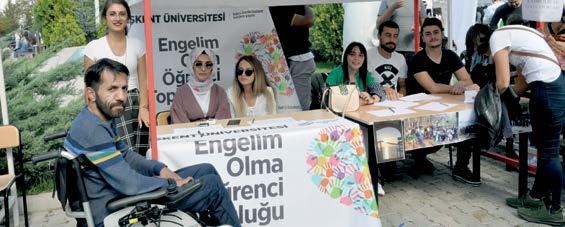 Fuar alanında Başkent Üniversitesi Öğrenci Toplulukları, tanıtım standları açarak hem topluluklarını tanıttılar hem de yeni üye kayıtlarını