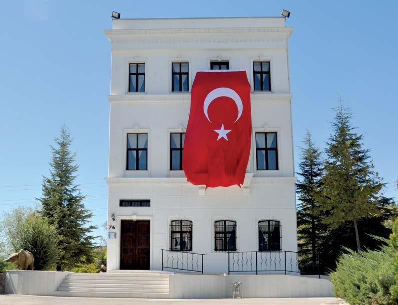 Mehmet Haberal teslim aldığı bayrağı, Bağlıca Kampüsü nde bulunan; Abdürrahim Tuncak Atatürk Müzesi nde dalgalandırdı.