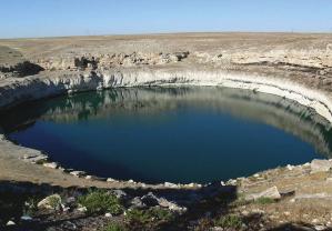 Bununla birlikte, turizm için büyük bir potansiyel oluşturan obruk gelişimi ile karakterize olan bölgenin (10) güneyindeki Konya Kapalı Havzası nda ova düzeyinden daha derinlere inen yarı yatay veya