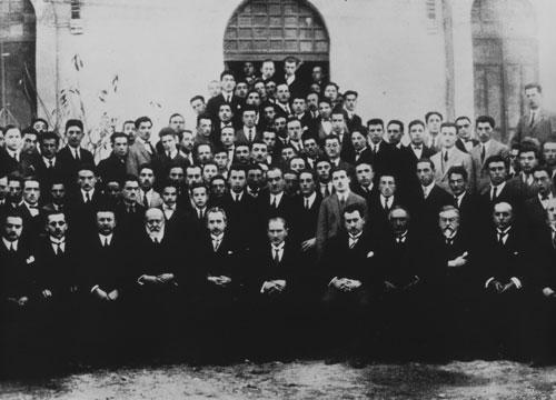 2. TARİHÇE Cumhuriyetin ilanından kısa bir süre sonra, başkent Ankara da bizzat Atatürk ün emirleriyle Hukuk Mektebinin kurulması, Ankara Üniversitesinin kuruluş sürecinin ilk adımı olmuştur.