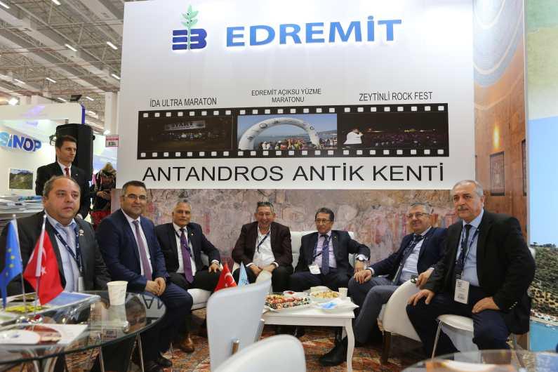 İZMİR TRAVEL TURKEY FUARI NDA EDREMİT FARKI Kuzey Ege'nin önemli turizm merkezlerinden Edremit, odamız ve Edremit Belediyesinin ortak hazırladığı stantla bu yıl 7-10 Aralık tarihlerinde 11.
