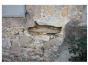 Şekil 5. Hagia Triada Kilisesi dış ve iç mekan görünüşü (Okumuş, 2016) Hagia Triada Kilisesi narteks bölümü kesme taş ayakların taşıdığı yarım daire kemer sistemi ile inşa edilmiştir.