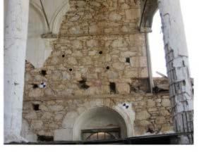 Beden duvarları ve narteks bölümünde kullanılan Sarımsak Taşı bölgeye özgü bir yapı malzemesidir. Duvarlarda, kapı ve pencere sövelerinde, silmelerde ve merdivenlerde kullanıldığı da görülmektedir.