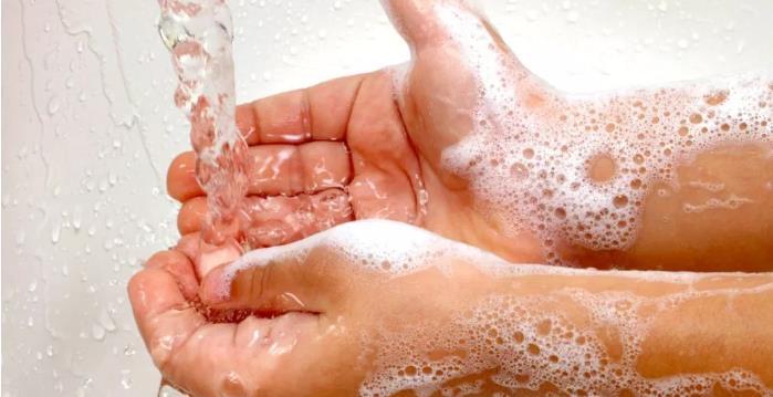 Enfeksiyöz ajanların yenidoğana geçisinde başlıca rol personelin eliyle olduğu için el yıkama elektif enfeksiyon kontrol programında önemlidir.