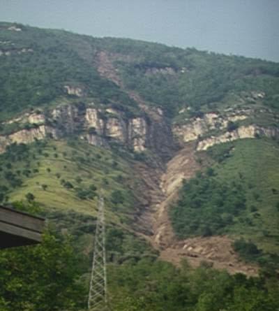 Topografya yüzeyinde kayaçların ayrışması sonucu oluşmuş, kumlu killi zeminlerin, toprak ya da taş-toprak karışımından ibaret