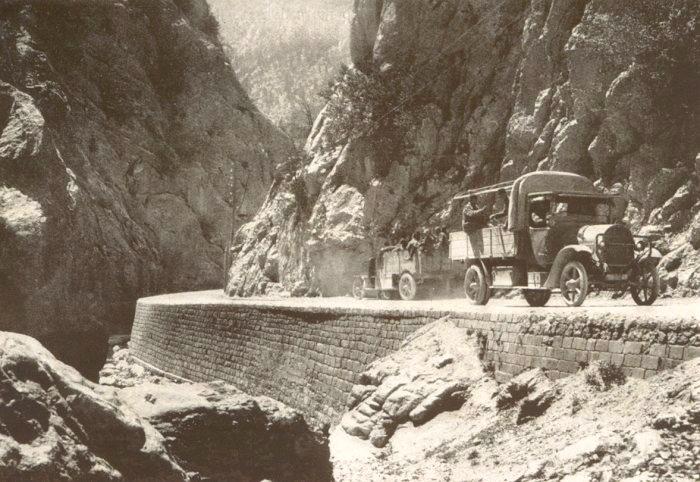 Araştırma Makalesi / Research Article Bağdat demiryoluna malzemeler, Toros dağları arasından geçen tarihi Kilikya geçidinden kamyonlarla taşındı.