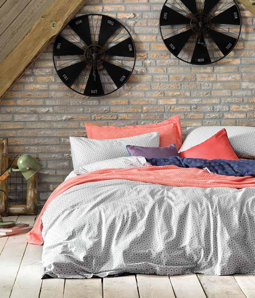 Çağdaş Estetik Tasarımına özgü orijinal desenlerini armürlü şönil iplik kalitesi ile buluşturan Aras Yatak Örtüsü Seti, yatak odalarına şık ve asil bir hava