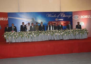 Törene Pakistan Başbakanı Yusuf Raza Gilani, Su ve Enerji Bakanı Raja Pervez Ashraf, Pakistan Alternatif Enerji Düzenleme Kurulu Başkanı Arif Allaudin ile Federal ve Sindh eyalet yönetiminden çok