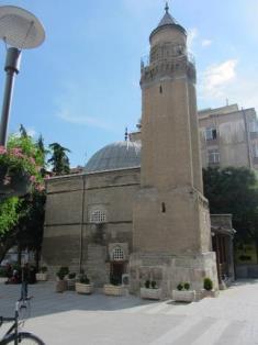 Minarenin girişi son cemaat mahallinin doğusundan sağlanmaktadır. Bu girişin üzerinde sivri kemerli kör bir niş bulunmaktadır. Şekil 10.
