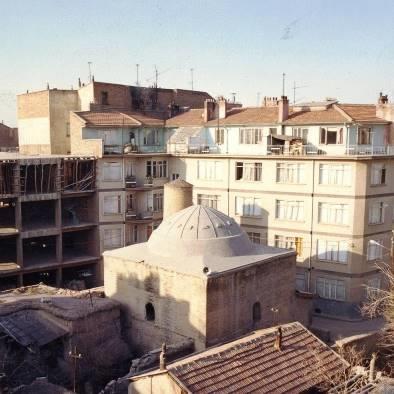 Sekizgen gövdeli minarenin üst bölümünde kuşak şeklinde çini kullanıldığı kalan izlerden anlaşılmaktadır.