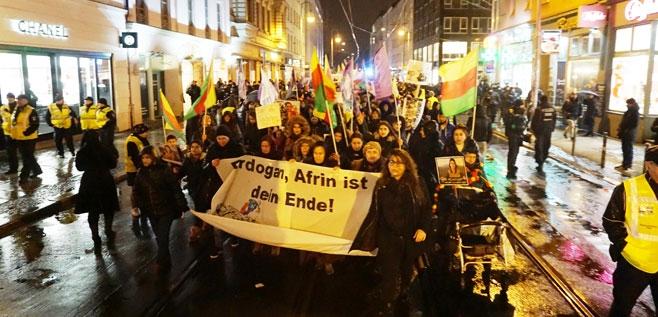 Downloaded from: justpaste.it/1gfee Efrîn için kesintisiz eylem Avrupa da yaşayan Kürdistanlılar ve dostlarının, Türk devletinin Efrîn e yönelik işgal saldırılarını protesto eylemleri sürüyor.