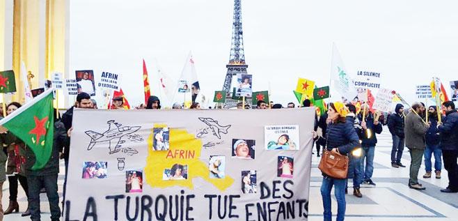 Paris Efrîn Kadın Platformu öncülüğünde Trocadero Meydanı nda duran insan eylemi gerçekleştirdi. Şimdi her yer Efrîn, her yer direniş sloganıyla direnenlerin sesine ses katma zamanı.