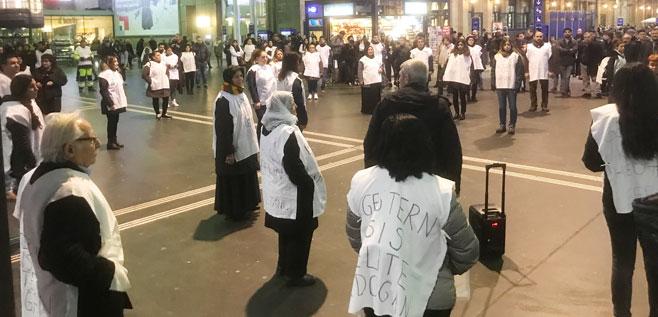 BASEL: İsviçre nin Basel kentinde de Kürtler ve dostları eylemdeydi. Barfüsserplatz da bir araya gelen kitle, Türk devletinin saldırılarını protesto etti.