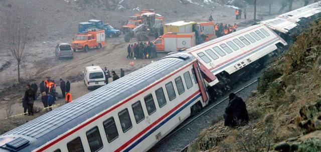 DEMİRYOLU TAŞIMACILIĞINDAKİ GERİLEME AKP İKTİDARINDA SÜRÜYOR 22 Temmuz 2004 tarihinde Haydarpaşa-Ankara seferini yapan hızlandırılmış tren in Sakarya Pamukova da raydan çıkarak devrilmesi üzerine 41