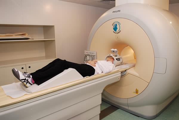 Şekil 11: fmri- Fonksiyonel Manyetik Rezonans Görüntüleme Kaynak: https://npistanbul.