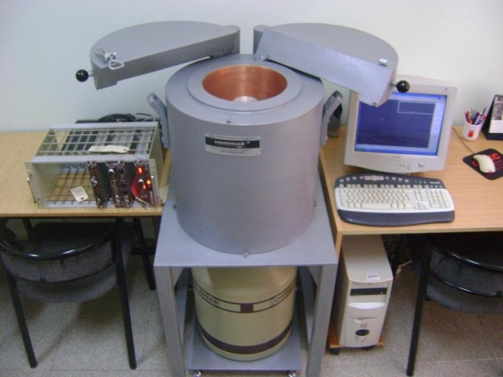41 Şeki.3.7 Çalışmada kullanılan gama spektrometre sistemi 3.3.3.2 Analitik Kalite Kontrolü Mutlak aktivite ölçümleri, dedektör verimi ve geometri hesapları kullanılarak yapılmaktadır.