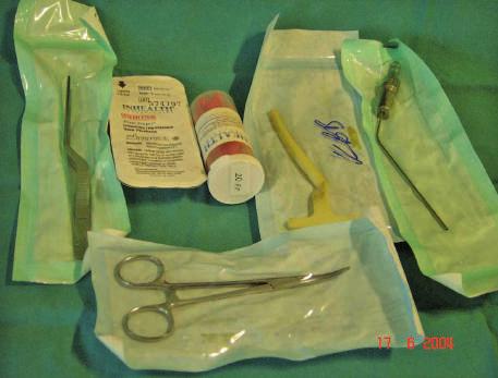 Total Larenjektomili Hastaya Konuşma Protezi Uygulaması 33 a Resim 16a Blom-Singer protez takma amacıyla kullanılacak gereçler: Soldan sağa Bayonet, yeni protez, kapsül kutusu,