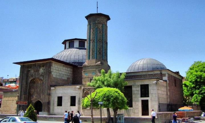 Örneğin İstanbul-Ayasofya Camii, Bursa-Ulu Camii, Konya-İnce Minareli Medrese tek yapı ölçeğinde anıt olarak nitelenen