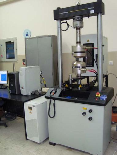 3.1.8 Deney ekipmanları Deneylerde Pamukkale Üniversitesi Mühendislik Fakültesi Makine Mühendisliği Bölümü Mekanik laboratuvarında bulunan 50 kn kapasiteli Instron 8801 dinamik çekme/basma deney