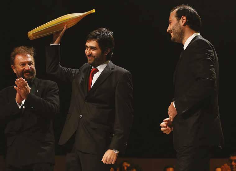 Sanat1 şimdi Enis Köstepen (en sağda) Berlin Film Festivali nde yönetmen Emin Alper (ortada) ile birlikte ödül alırken sahnede.