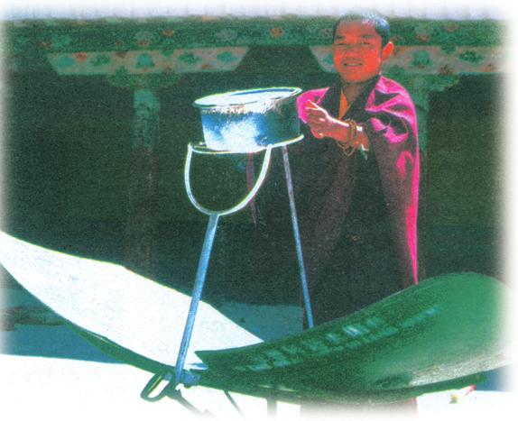 Do rudan günefl fl alt nda yemek piflirebilir miyiz? Afla daki foto rafta, Tibetli bir insan n farkl bir teknolojiyi kullanma flekli görülüyor.