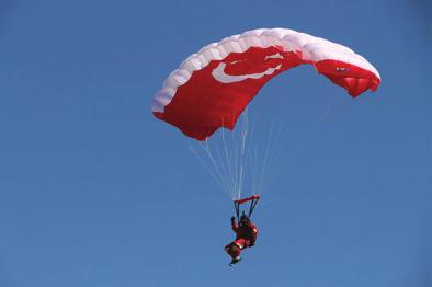 6. Arkadaşları ile kelime oyunu oynayan Mine, aşağıdaki ipuçlarının yazılı olduğu karttan faydalanarak doğru cevabı buluyor. Birimi Newton dur.