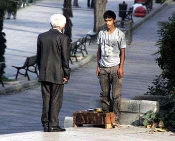Zonguldak, Valilik önü; anababasının terkettiği 16 yaşındaki Roman ayakkabı boyacısı Aykut Keskin ve müşterisi Ata için saygı duruşunda.. 10 Kasım 2010, 09:05, (DHA) RTE den seçmeler!.. Ananı al da git.