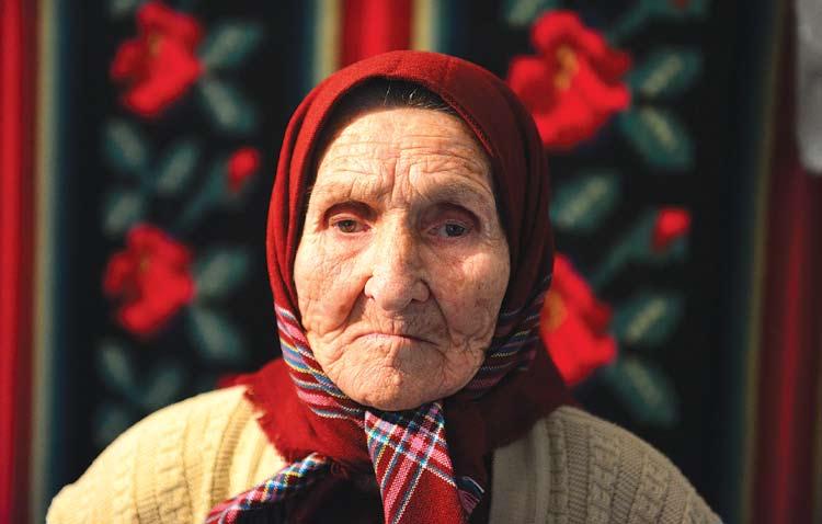 Yannaşırdım sobanın yanına uşaklarımnan - Kostikacıım hem Stöpa vardı. İmää yoktu. Vardı benim bir lelüm, mamunun kıskardaşı. Ordan-burdan toplamış kartofi kapçaazı onnarı kaynadardık.