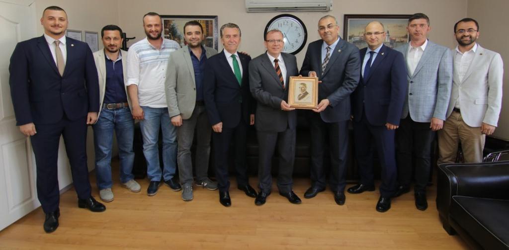 Bursa Ticaret Borsası Yönetim Kurulu Başkanı Özer Matlı, beraberindeki BTB Yönetim Kurulu Üyeleri, ilk olarak Gemlik Ticaret ve Sanayi Odası nı ziyaret etti.