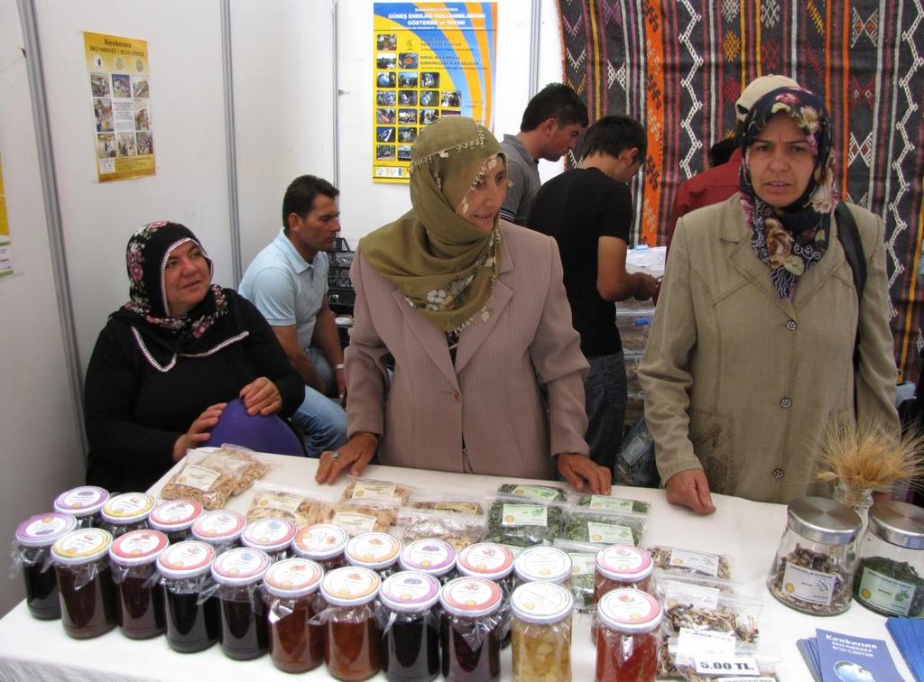 Güneş ocaklarının Kerkenes Eko-Merkezi nde tasarlanıp montajlanmasının ardından, bunların kullanımı anlatılmış ve bayanlar