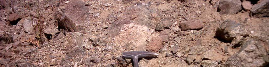 Tabakalı gabrolar, mineral farklılaşmasından kaynaklanan bantlı bir yapı sunmakta, mafik ve felsik mineraller bantlar şeklinde ardalanmaktadır.