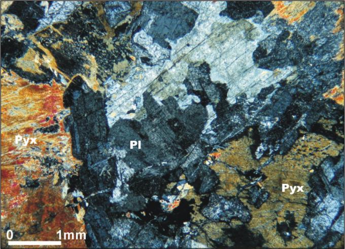 E738A). Pyx: piroksen, Pl: plajiyoklaz Metagabrolarda ölü (mortar) doku, yer yer de kataklastik doku gelişmiştir.