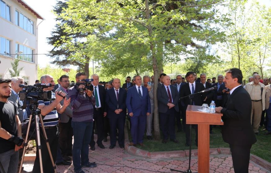 Sergilere öğrenciler yoğun ilgi gösterdi.