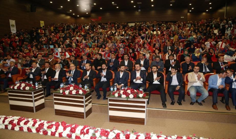 Üniversitemiz Mühendislik Mimarlık Konferans Salonunda düzenlenen CumhurbaĢkanlığı Hükümet Sistemi ve Yeni Anayasa konulu konferansında TÜGVA Yüksek ĠstiĢare Kurulu Üyesi Bilal Erdoğan gençlerle bir