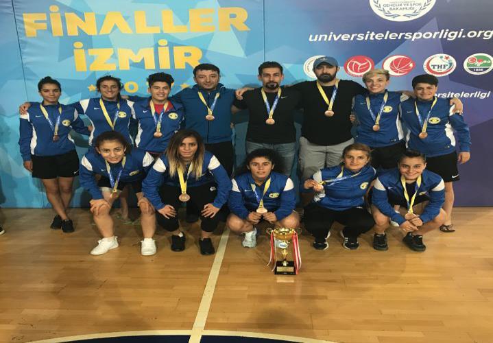 Siirt Üniversitesi Futsal bayan takımımız Türkiye ġampiyonası Ünilig finallerinde baģarı rüzgarları estirdi.futsal bayan takımımız Yıl boyu Yard. Doç. Dr.
