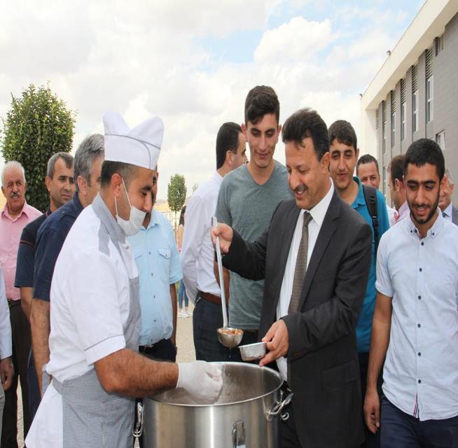 CumhurbaĢkanı Recep Tayyip ERDO- ĞAN ın eģi Emine Erdoğan, Siirt Tanıtım Günlerinde üniversitemiz standını gezerek Rektörümüz Prof. Dr. Murat ERMAN dan bilgi aldı.