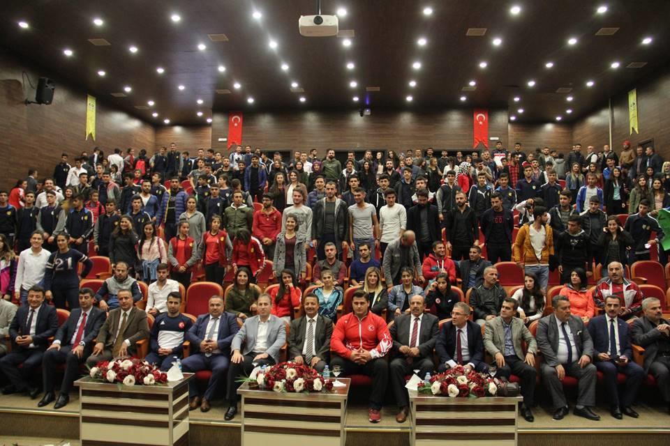 Fidan dikimi etkinliği hakkında konuģan Siirt Üniversitesi Rektörü Murat ERMAN; Üniversitemize yerleģen öğrencilerimiz için Her Öğrenci Ġçin Bir Fidan projesini baģlattık.