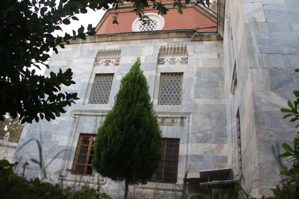 3.8. Pencereler Firuz Bey Camii ters T planlı bir camidir. Caminin girişi kuzey yönünde yer almaktadır. Ters T plan tipinden dolayı, girişine göre, cami doğu duvarı üç kanat halindedir.