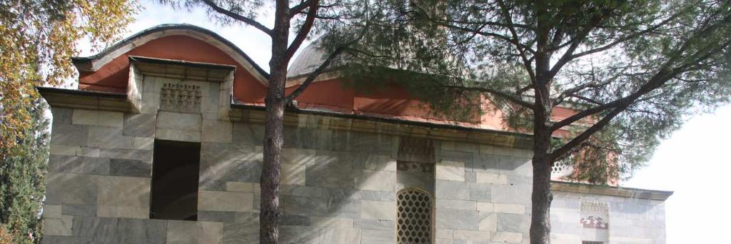 Alt pencere alınlığında ise kırmızı- beyaz renklerde bir atkı taşı bulunmaktadır. Sağ taraftaki pencereler, son cemaat yeri penceresi olarak da adlandırılabilir (Şekil 83).