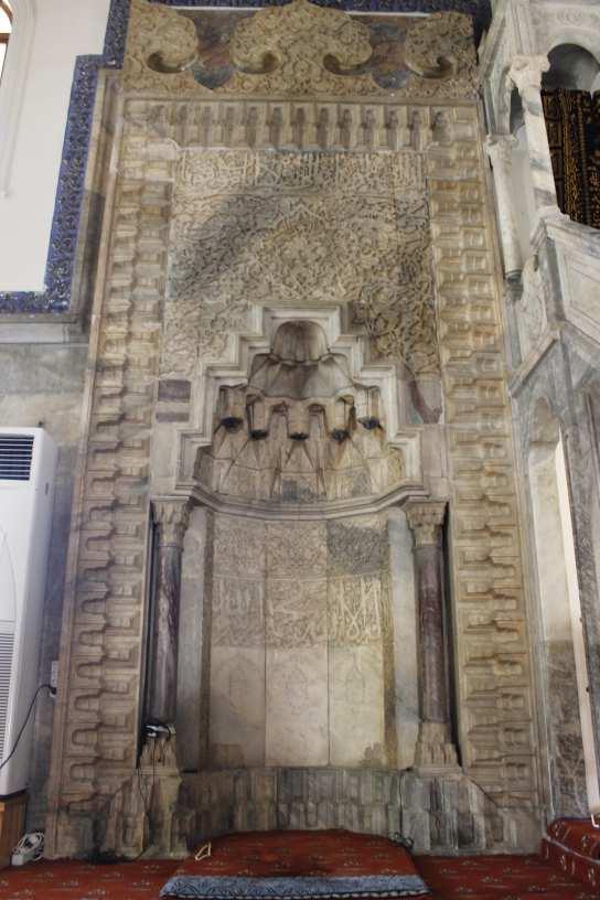 Girişin sağın ve solunda yer alan tabhane odalarını, girişteki küçük avluyu, harimi ve son cemaat yerini örten beş kubbe bulunmaktadır.