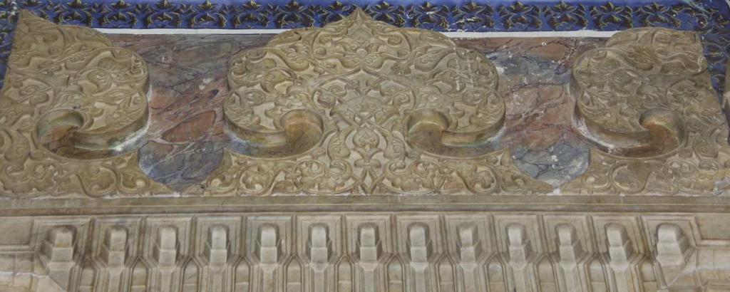 FİRUZ BEY CAMİİ SÜSLEMELERİ Firuz Bey Camii dış mekân da süslemeler genellikle, üst seviye pencere alınlıklarında ve bu pencerelerin bazılarının tavanlarında, son cemaat yeri saçak altında, korkuluk