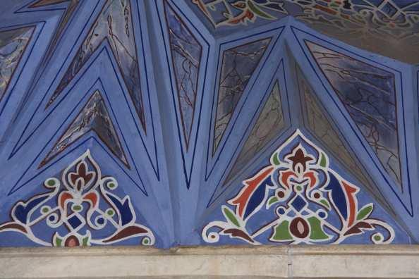 Girişin sol tarafında bulunan tabhane odası kubbesi genel görünümü Kubbe kalem işi süslemesi, sekiz köşeli geometrik süslemeden dağılan bitkisel motifler ve rumi