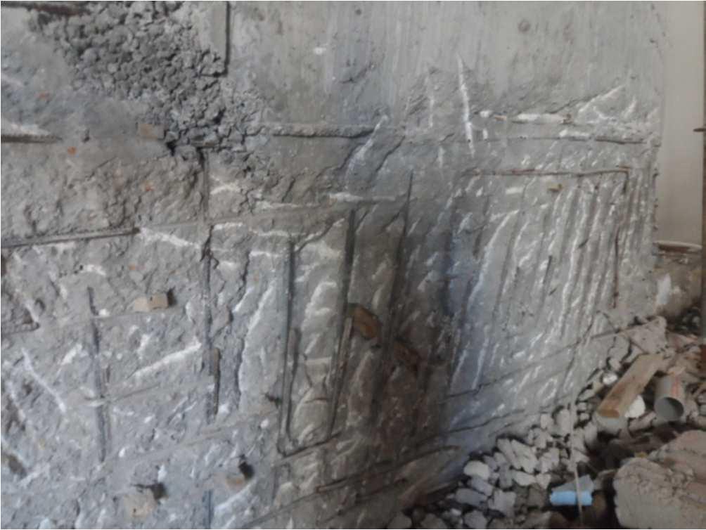 Bu, gövde donatılarının çirozla bağlanmadığını göstermektedir. Foto: Fuat ELİTAŞ, 2017 Bir perde (betonarme duvar) kesitinin donatı detayı a)yatay donatı aralığı çok fazla.